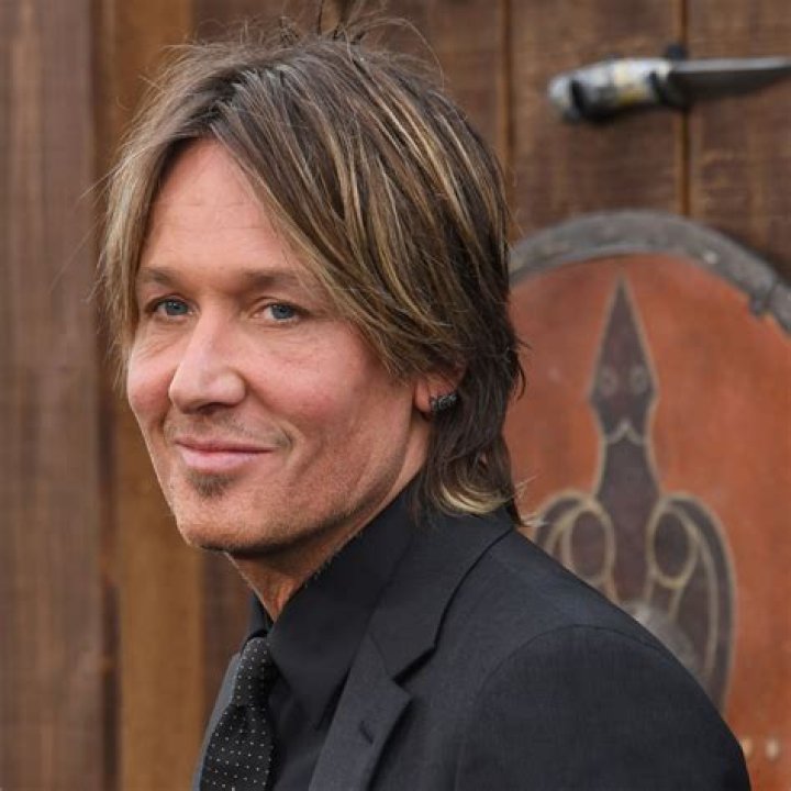 Does Country Star Keith Urban Wear Eye Makeup? Learn The Truth