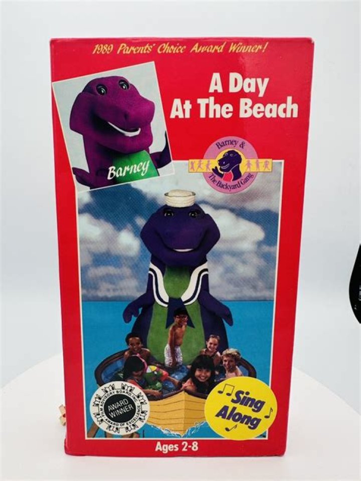 See Kelly Brook's Day At The Beach