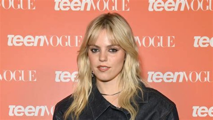 Unveiling The Details: Reneé Rapp Weight And Height