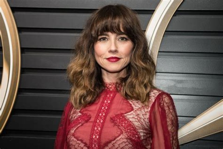 Unveiling The Versatility Of Actress Linda Cardellini